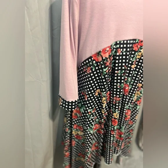 Floral Pink and Black Women's Top - Picture 4 of 4